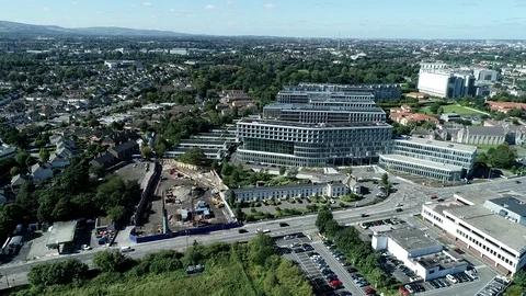 Aerial Drone shot pulling back and jibbing over the coast of Blackrock, Dublin. Vídeo Stock 120009354