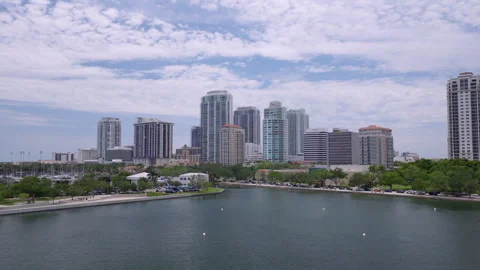 Aerial drone shot pushing toward downtown St Petersburg waterfront skyline 스톡 동영상 344295498