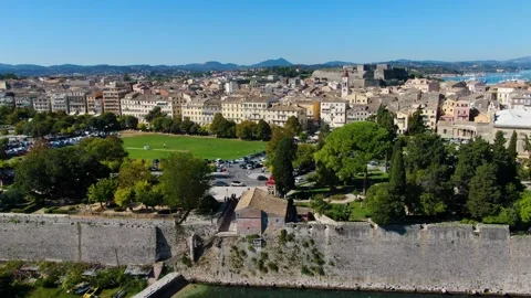 Aerial drone shot tracking along the historic Old Fortress walls in Corfu Town Vidéo 319018020