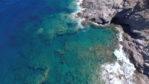 Aerial drone shot tracking around to reveal the famous landmark. Stock Footage 168250032