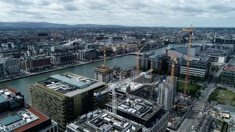 Aerial Drone shot tracking back over Dublin city. Vídeo Stock 120014283