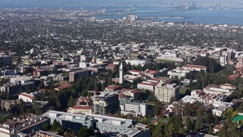 Aerial Drone Shot of UC Berkeley Campus and San Francisco Bay on Clear Day 스톡 동영상 345019797