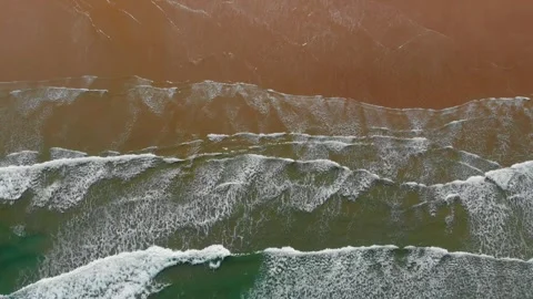 Aerial drone shot of waves breaking at the beach Vídeo Stock 261705906