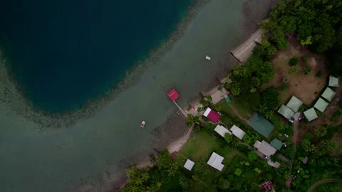 Aerial Drone Top-Down Rotation of Pier &amp; Bungalows at Beach in Raiatea 10Bit 스톡 동영상 171608026