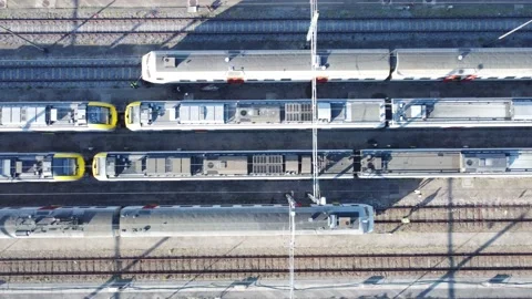 Aerial drone top down view of train roof and tracks while people are walking Vidéo 160423022
