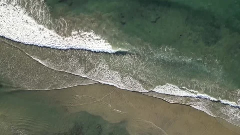 Aerial Drone Top Down View of Ocean Waves on the Beach and Turquoise Water 스톡 동영상 333805597