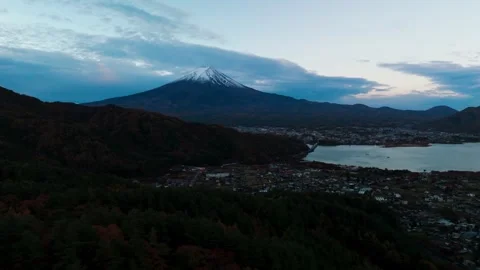 Aerial Drone Tracking Shot of Mount Fuji at before Sunrise, Japan 库存影片 333717102