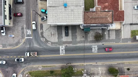 Aerial drone vertical descent over residential street in urban neighborhood Vídeos de archivo 332408233