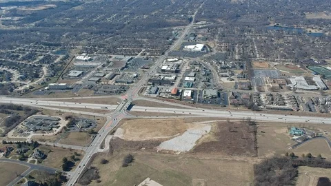 Aerial Drone video of cloverleaf interchange on freeway - Traffic Watch 库存影片 124412606