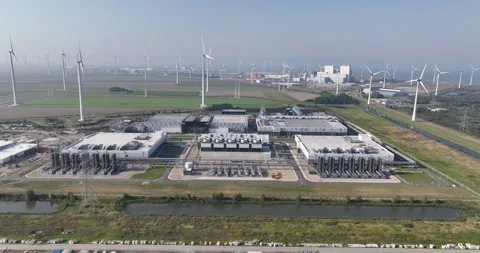 Aerial drone video of a large scale data center in the Eemshaven, Groningen 스톡 동영상 295429592