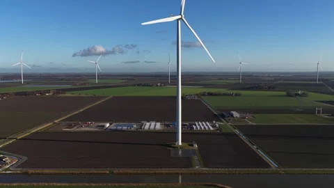 Aerial drone video of a wind park with large scale battery energy storage at Vídeo Stock 327613915