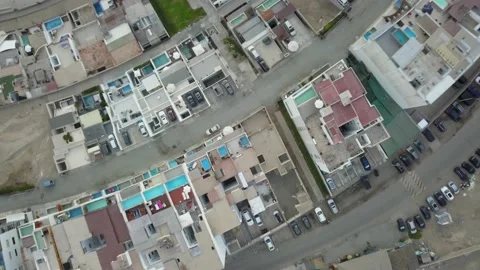 Aerial drone view from above approaching a beach house with friends in the pool 库存影片 195992848