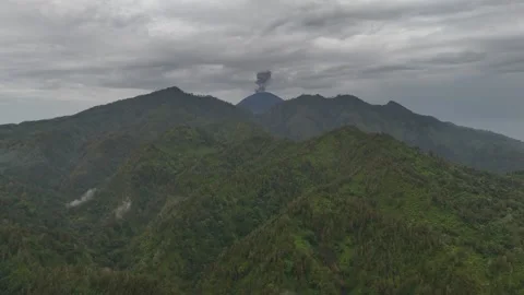 Aerial drone view of an active volcano erupting ash cloud in east java indonesia Vídeos de archivo 309855606