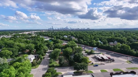 Aerial Drone View of Austin Texas Suburban Neighborhood and Downtown Skyline 库存影片 338360062