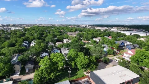 Aerial Drone View of Austin Texas Suburban Neighborhood and Downtown Skyline Vidéo 338360085