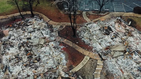 Aerial drone view of a burned down residential building after a fire disaster Vidéo 332960722