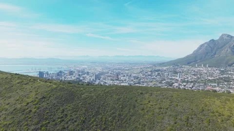 Aerial Drone View of Cape Town City Centre and Harbour Beneath Devil’s Peak 스톡 동영상 345519442