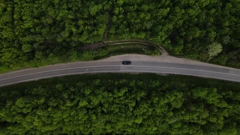 Aerial Drone View Car Driving on Curvy Mountain asphalt Road in Spring 库存影片 240503022