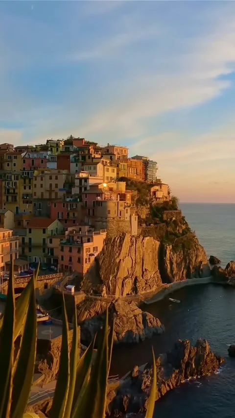 Aerial drone view of Cinque Terre Italy coastal villages and scenic landscapes. Vídeos de archivo 335018700