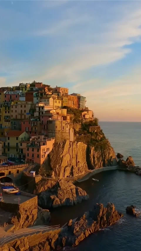 Aerial drone view of Cinque Terre Italy coastal villages and scenic landscapes. Vídeos de archivo 335018702
