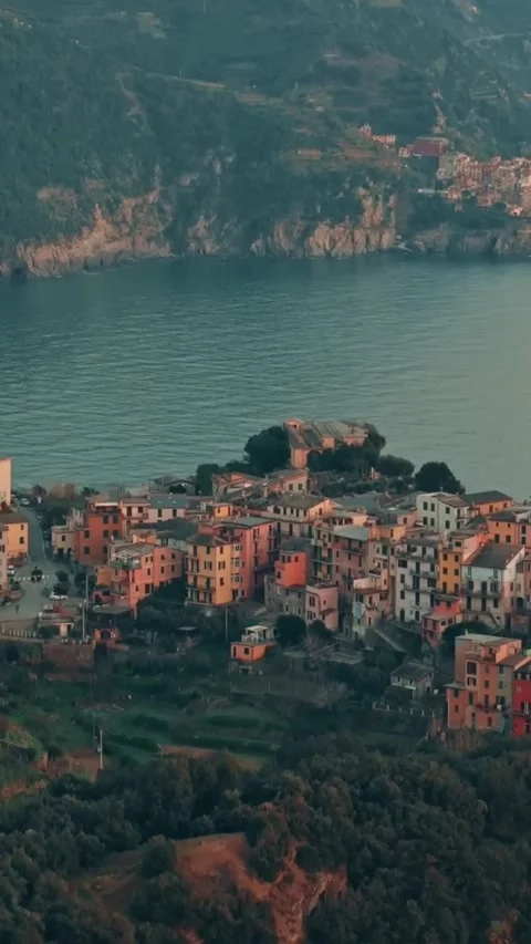 Aerial drone view of Cinque Terre Italy coastal villages and scenic landscapes. Vídeos de archivo 335018712