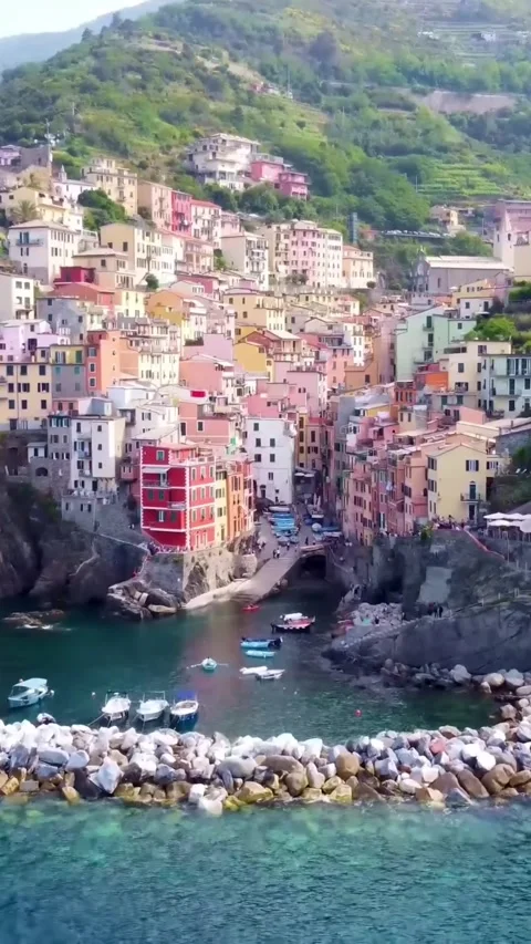 Aerial drone view of Cinque Terre Italy coastal villages and scenic landscapes. Vídeos de archivo 335018747