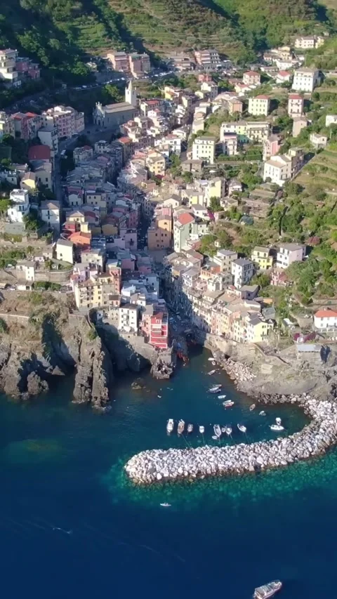 Aerial drone view of Cinque Terre Italy coastal villages and scenic landscapes. Vídeos de archivo 335018782