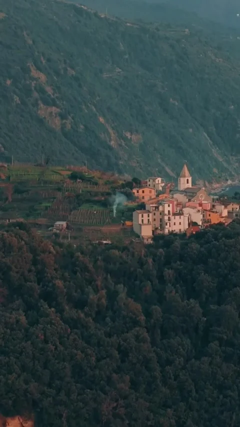 Aerial drone view of Cinque Terre Italy coastal villages and scenic landscapes. Vídeos de archivo 335018912