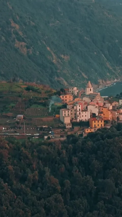 Aerial drone view of Cinque Terre Italy coastal villages and scenic landscapes. Vídeos de archivo 335018915