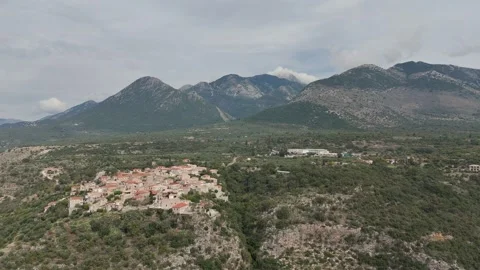 Aerial drone view of cliffside mountain village with green valley Stock-Footage 331077018