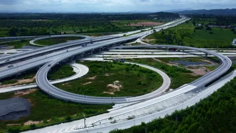 Aerial drone view of a complex highway interchange with multiple road connection Vídeo Stock 335332497