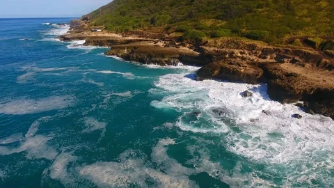 Aerial drone view of crashing waves zooming in Video stock 89640090