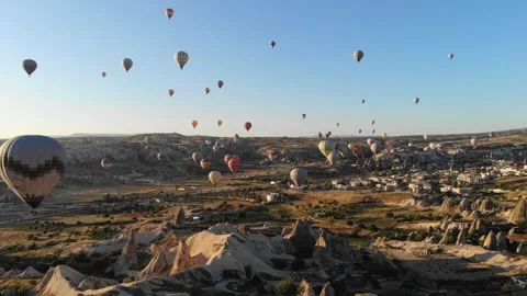 Aerial drone view of crowded hot air balloons over Cappadocia fairy chimneys Vidéo 340012149