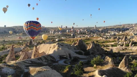 Aerial drone view of crowded hot air balloons - Travel Turkey and Rock Valleys Vidéo 340037540
