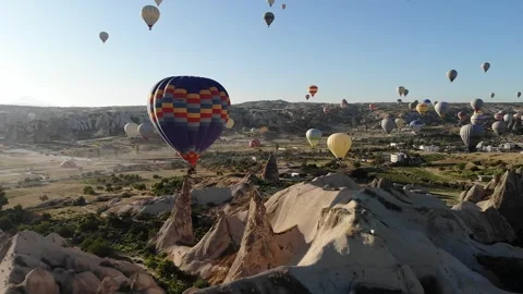 Aerial drone view of crowded hot air balloons - Open Heavens and Valley Scenery Vidéo 340037545