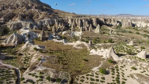 Aerial drone view of crowded hot air balloons - Travel Turkey and High Altitude Vidéo 340037555