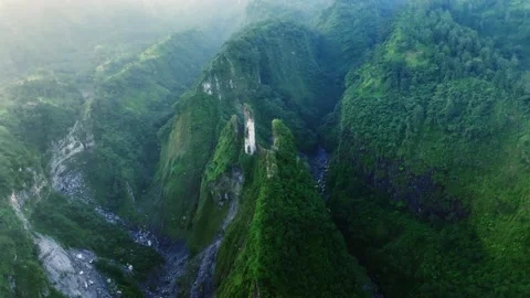 Aerial Drone View of Deep Green Canyon and Tropical Valley in Central Java Vídeos de archivo 341352783