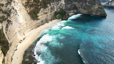Aerial drone view of Diamond Beach in Nusa Penida, Bali. Secluded white sand 스톡 동영상 330765462