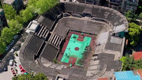 Aerial Drone View: Dilapidated 1980s Basketball Court With Bleachers Vídeos de archivo 332138658