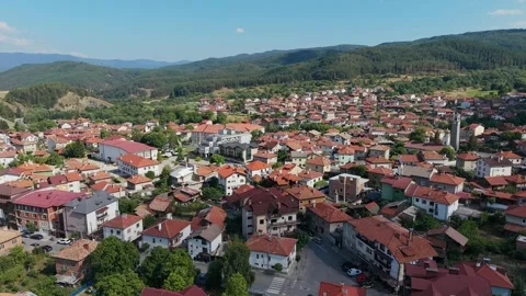 Aerial drone view of Dobrinishte town and red roofs in Bulgaria Vídeo Stock 343514022