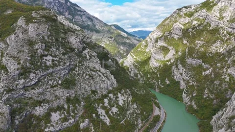 Aerial drone view of E73 highway winding through mountains with river, Bosnia an Vídeos de archivo 322931798