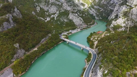 Aerial drone view of E73 highway winding through mountains with river, Bosnia an Vídeos de archivo 322931825