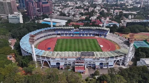 Aerial drone view of the empty M. Chinnaswamy Stadium amidst Bengalurus cit.. Stock-Footage 330274569