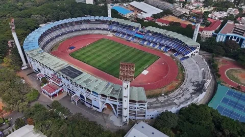 Aerial drone view of the empty M. Chinnaswamy Stadium amidst Bengalurus cit.. Stock-Footage 330274597