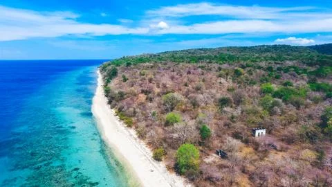 Aerial drone view of an empty white sandy beach in tropical Moyo Island Foto stock