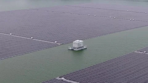 Aerial Drone View of Expansive Floating Solar Panel Array Vídeo Stock 345502952