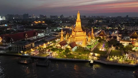 Aerial drone view of the famous Wat Arun temple or the Temple of Dawn 스톡 동영상 341969960