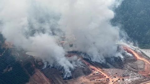 Aerial drone view of fire burning at landfill site Vídeos de archivo 333032575