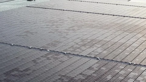 Aerial Drone View of Floating Solar Panel Array Vídeo Stock 345493401