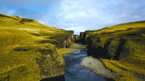 Aerial drone view, Flying through Fjadragljufur canyon. Iceland, sunny day, Ver Video stock 117276080